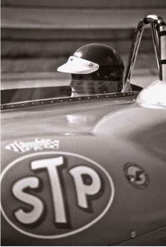 Jim réalise quelques tours aux essais avec la Turbo Praxton surnommée par les américains "Silent car" à cause du sifllement de sa turbine